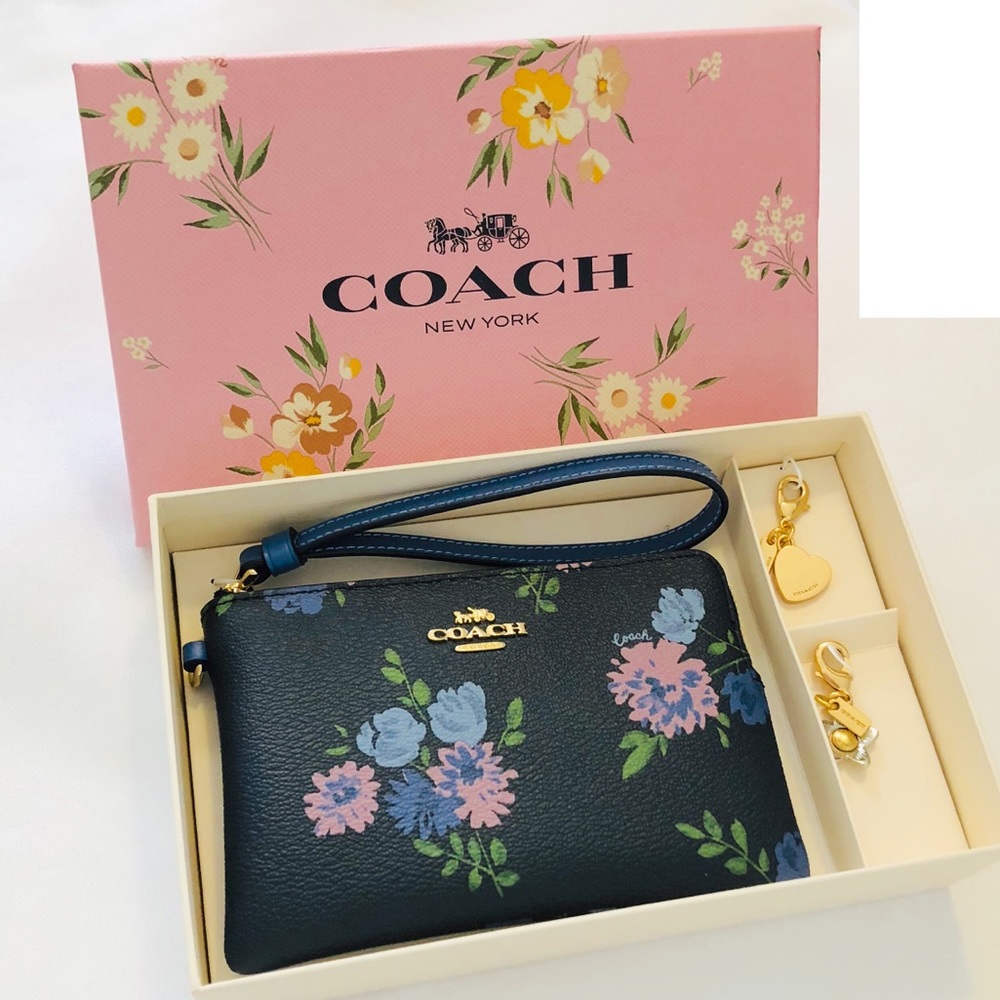 New Coach Peony Print Wristlet With Charms! 😍